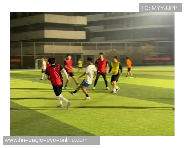 足球球星亲临试训现场展现技艺引爆全场年轻球员激情梦想